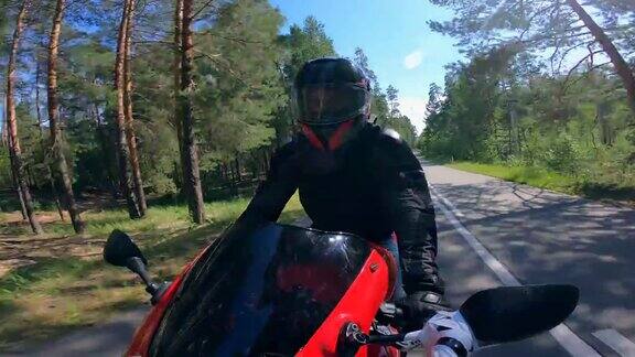 骑摩托车的人戴着头盔在路上快速行驶
