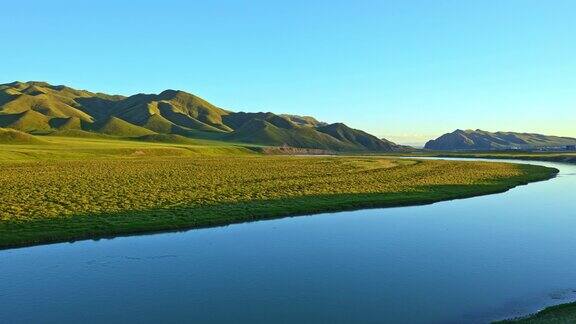 新疆草原自然景观优美