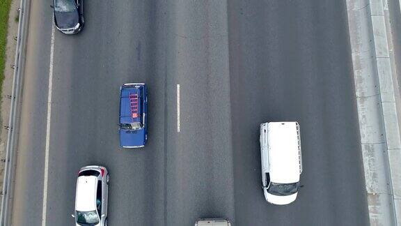 在交通繁忙的高速公路上汽车、卡车和摩托车朝着一个方向行驶4k