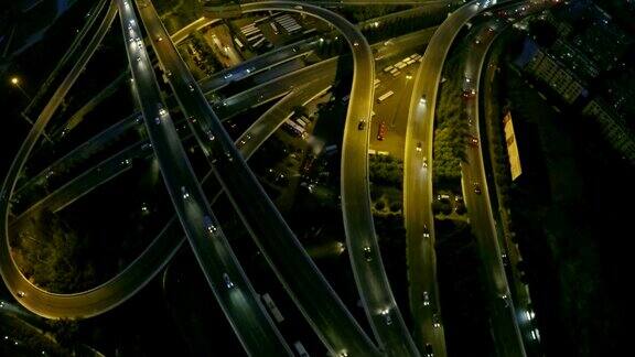 空中拍摄的交通在天桥上移动的夜晚