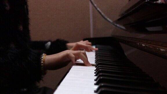 在教室里弹奏钢琴