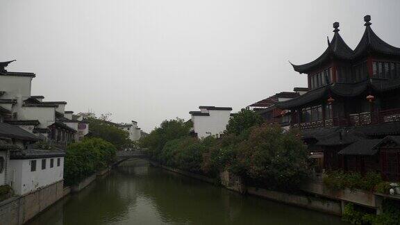 南京城市雨天古镇滨江美丽的寺庙房子慢镜头全景4k中国