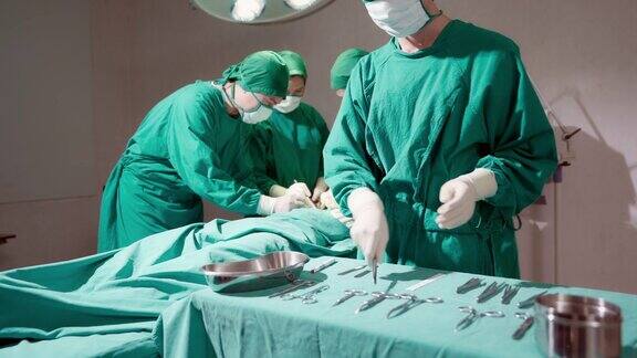 4K超高清多莉左:外科护士在手术室准备手术设备给外科医生医院医疗保健