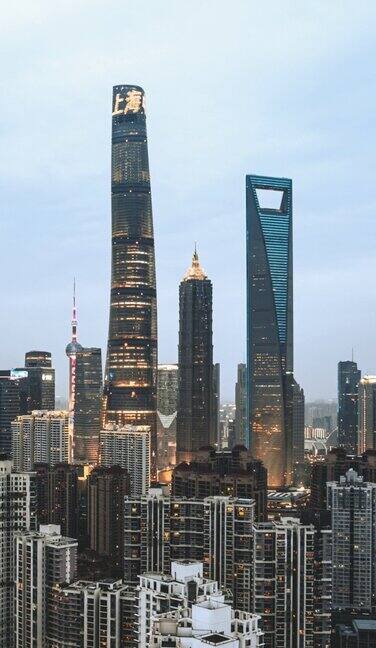 鸟瞰上海从白天到夜晚中国