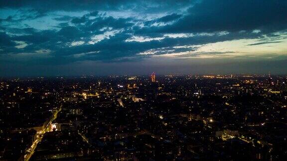 夜晚日落照亮米兰城市景观航拍全景4k时间流逝意大利