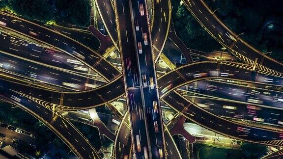 超薄立交桥和城市交通在晚上