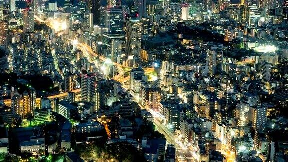 4K倾斜:东京夜晚与道路上的汽车交通在东京城市日本高角度视图