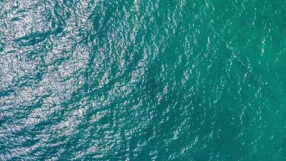 蓝色的海洋和波光粼粼的海水的航拍镜头