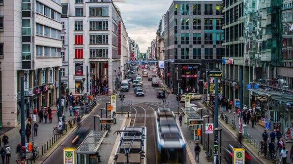 德国柏林Friedrichstrasse购物街的时光流逝