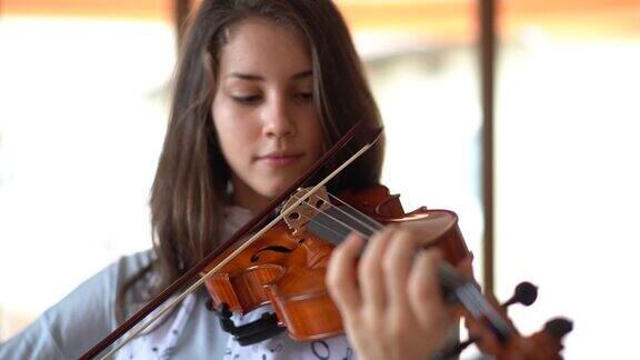 学习拉小提琴