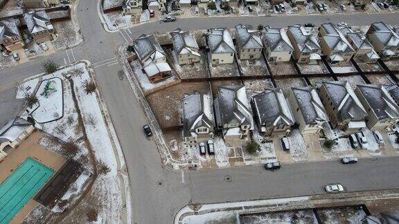 冬季风暴覆盖了冰雪覆盖的房屋
