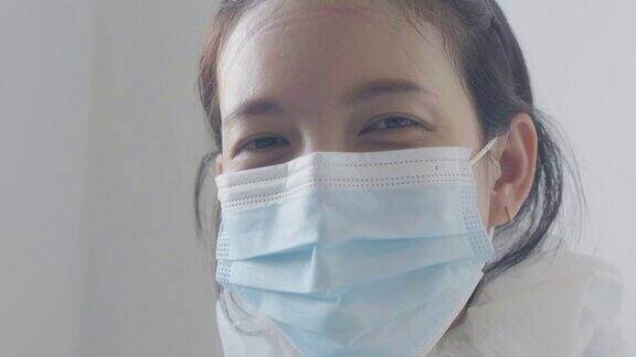 护士戴着口罩微笑