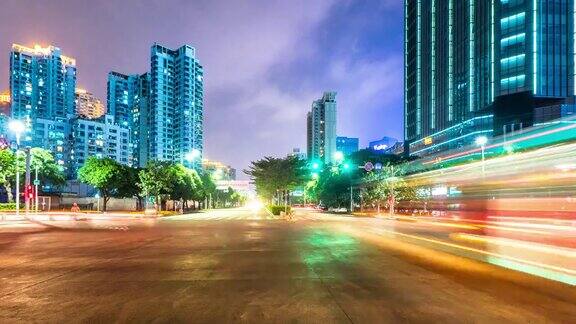 城市街道十字路口的交通和建筑在深圳晚上的时间间隔为4k