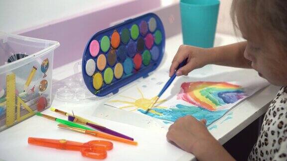 才华横溢的创新女艺术家用她的双手在大画布上画画用手指创作出五彩缤纷的彩虹夏日情感感性的绘画创造抽象现代艺术的当代画家