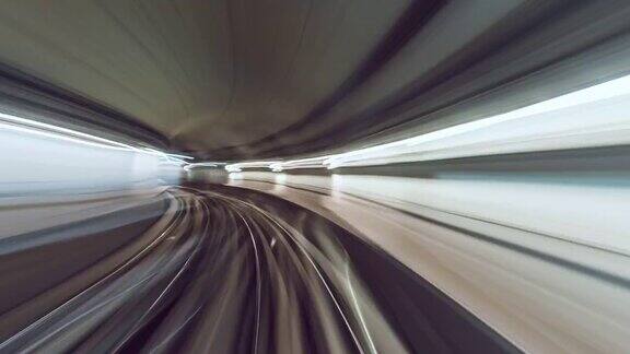 通过隧道阿联酋迪拜的地铁列车