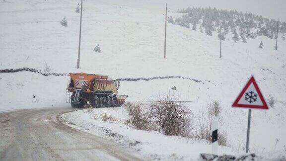 服务铲雪车清除雪山雪场积雪覆盖道路后冬季暴风雪降雪慢动作