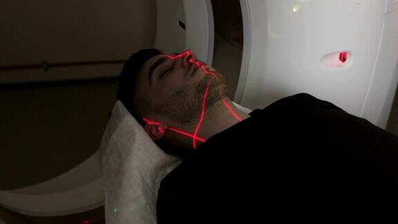 4K人躺在磁共振成像设备上进行层析扫描