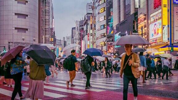 涩谷人群在黄昏时穿过城市而雨时间流逝