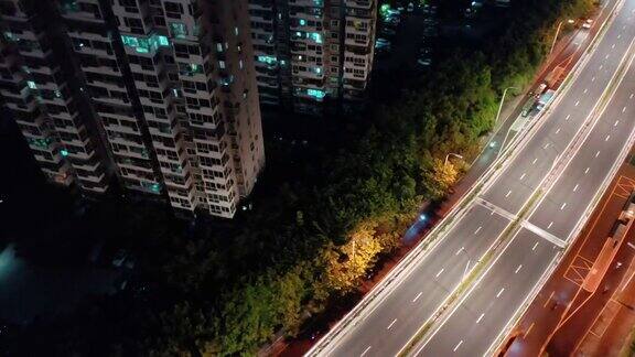 夜景鸟瞰城市居住区外的高架道路交通景观