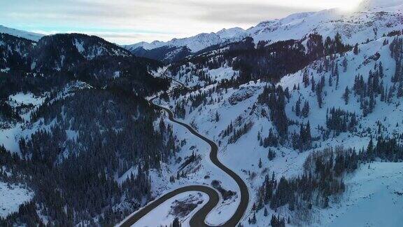 无人机拍摄的弯弯曲曲雪红山口(公路:百万美元高速公路)在圣胡安山脉(落基山脉)外的奥雷科罗拉多州的冬天被森林包围