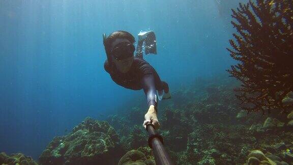 一名年轻人自拍视频并潜入海底