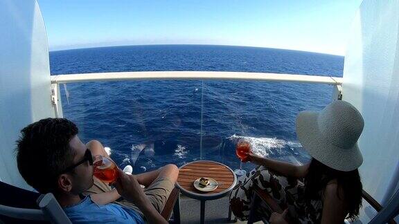 一对夫妇在加勒比海的游轮阳台上放松