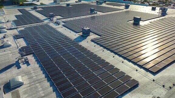 工业建筑屋顶安装蓝色光伏板生产绿色生态电力的太阳能电站鸟瞰图生产可持续能源的理念