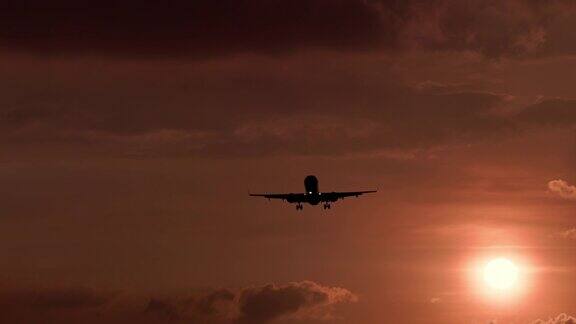 飞机在日落中降落的剪影