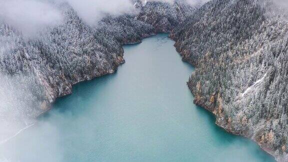 碧玉般的湖水镶嵌在云雪林中