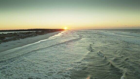 在太阳升起时飞过海浪