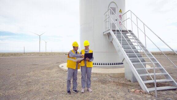 亚洲电气工程师在风力发电站工作