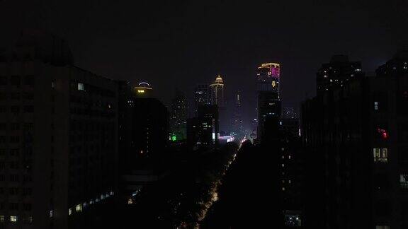 飞行飞越南京市中心城区夜间交通街道全景图4k中国