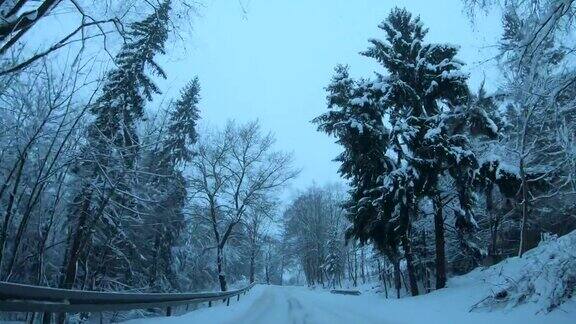 汽车在下雪的道路上恶劣的天气条件