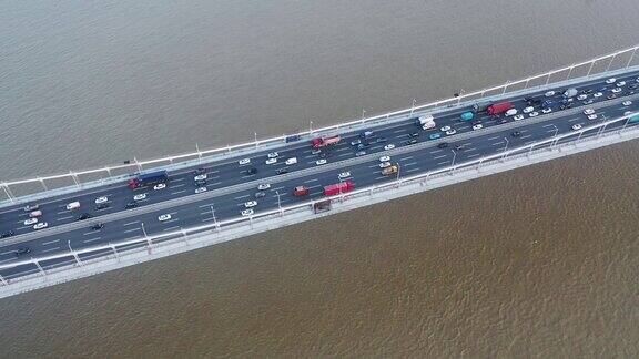 跨海大桥上繁忙交通的特写