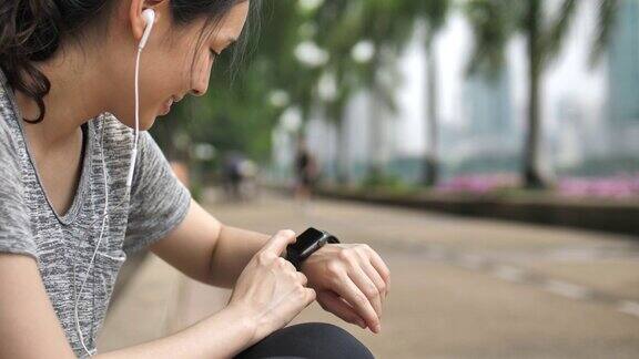 亚洲女人在看智能手表