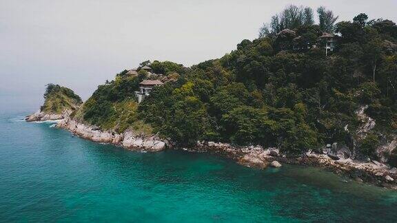 空中海浪冲入泰国普吉岛海滩的海岸线