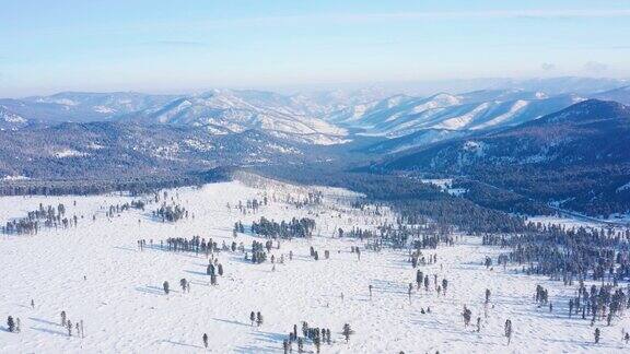 冬季的阿尔泰山脉:塞姆斯基岭和塞姆斯基山口鸟瞰图