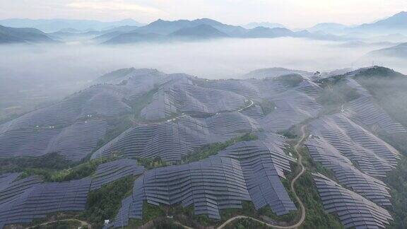 鸟瞰图的云海和宏伟的太阳能发电厂在山顶