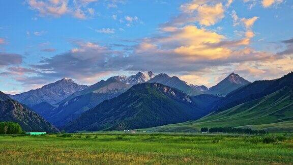 美丽的新疆山和云自然景观