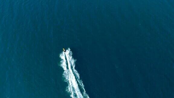 这是一架无人机在海水中跟随一架喷气式飞机的空中拍摄