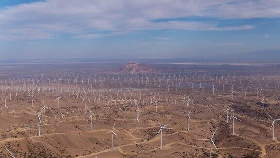 空中拍摄的巨大的风力涡轮机领域从俯视创造清洁的可再生能源