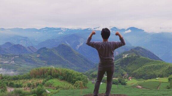 男旅人站在山顶