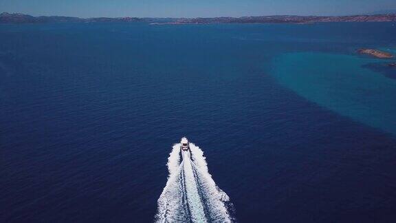 无人机拍摄的地中海船只航拍视频翡翠海岸撒丁岛意大利