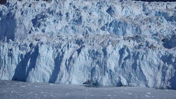 大平静的冰川照片