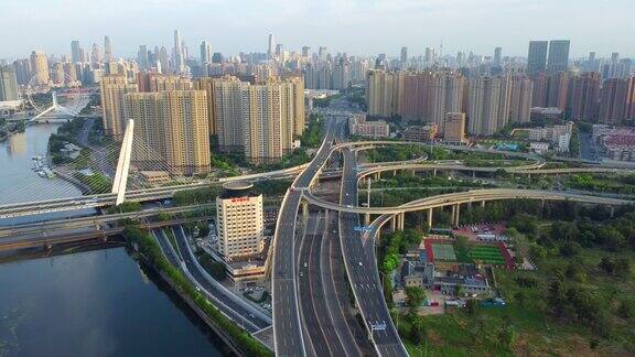 空中无人机拍摄的交通在白天的城市街道南昌中国