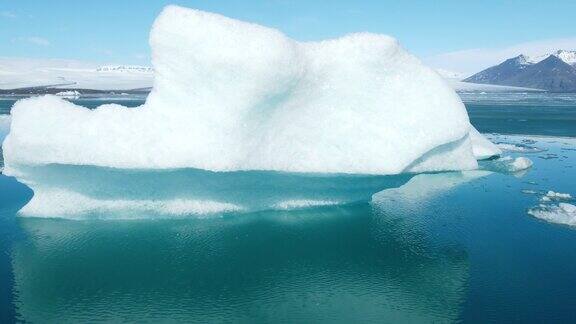 融化的冰在Jokulsarlon冰川泻湖巨大的冰山漂流在平静的水北极自然冰景观