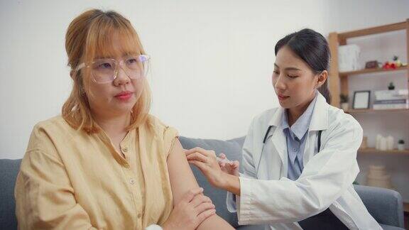 亚洲女医生在家医院给病人打针