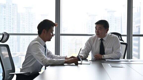 中国首席执行官在会见年轻的商业同事