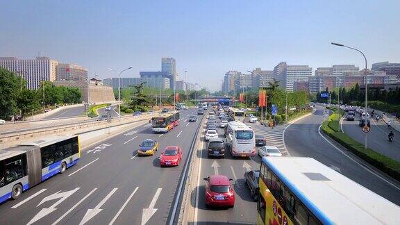 现代城市中城区道路上繁忙的交通