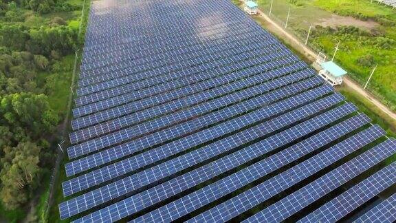 鸟瞰图太阳能农场与太阳能电池生产可再生电力节能和替代能源